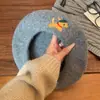 Boina de Lã Branca com Bordado de Filhote Fofo para Mulheres, Outono e Inverno, Emagrece o Rosto, Quente, Chapéu de Artista Estilo Japonês