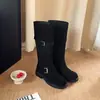 Botas de cavaleiro femininas em camurça com fivela de cinto, botas longas de cano alto, novo estilo, bico redondo, salto médio, perna larga, slip-on, perna reta, botas empilhadas
