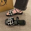 Sandálias de Duas Formas Estilo Chanel Femininas Verão 2025 Novo Estilo Francês Elegante Fada com Saia Sandálias Romanas Planas