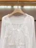 Shenzhen Nanyou presenta su nueva colección de otoño de ropa femenina de alta gama: una camisa de manga larga minimalista de estilo francés con escote en U y detalles de encaje