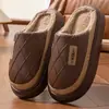 Nuevas pantuflas de algodón para hombre, invierno 2026, talla grande, para uso en interiores, antideslizantes, cálidas y con suela gruesa forrada de felpa.