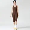Conjunto de top de ginástica para yoga com gola halter e costas bonitas, com bojos no peito, e calça de yoga 7/8 de cintura alta com fenda, conjunto de duas peças para fitness e esportes
