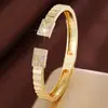 Fornecimento Exclusivo Transfronteiriço de Pulseiras Abertas de Cobre Texturizado de Alta Qualidade, Pulseiras da Moda Galvanizadas com Zircônia Sintética, Venda Direta de Fábrica
