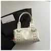 Bolso de mano cuadrado pequeño de moda estilo coreano transfronterizo para mujer, nuevo modelo otoño 2026, bolso de hombro de lujo ligero tachonado, bolso versátil para el antebrazo