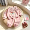 Conjunto de Ropa para Niña 2026 Primavera y Otoño Nuevo Estilo Coreano Sudadera Estampada con Cuello de Encaje y Pantalones Jogger Conjunto de Dos Piezas para Niños