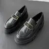2026 Novos Mocassins Femininos de Couro com Solado Grosso Estilo Britânico com Fivela de Metal Slip-On Sapatos para o Dia a Dia Atacado