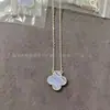 Collar de Joyería de Trébol de Cuatro Hojas de Ágata Roja Versión de Alta Gama V-Gold Chapado en Oro de 18K Cadena Exquisita para Clavícula para Mujeres, Estilo de Nicho de Lujo Ligero