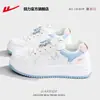 Zapatos de jalar para mujer, zapatos blancos de suela gruesa, nuevo modelo de primavera, populares zapatos casuales con panel de cuero de mariposa Y