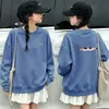 Sudaderas forradas de felpa para niñas de importación, nueva colección otoño/invierno 2026, cuello redondo, diseño de caricatura lindo, tops de manga larga para niños como capa base, venta al por mayor