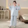 Pijama acolchoado feminino com bolsas de ar, de manga longa, fofo e adequado para outono e inverno, com estampa de desenho animado, e disponível para compra em lojas físicas.