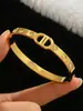 2025g Hogar/Dijia Pulsera Clásica de Acero Inoxidable Pulsera Retro de Doble Letra Pulsera de Acero Inoxidable para Mujer Ventas Directas de Fábrica