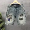 Pantalones Cortos de Mezclilla Bordados con Parche de Chico Genial Marca Trendy para Hombre Pantalones Sueltos de Cinco Puntos Verano 2026 Nuevos Pantalones Finos de Longitud Media para Hombre