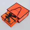 Set de Caja de Regalo de Base y Tapa con Moño Estampado en Oro Disponible, Set de Caja de Regalo de Bolsa de Papel para Souvenir Navideño Simple de Alta Gama