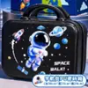 O conjunto de papelaria de astronauta é um item essencial para alunos do ensino fundamental, um presente de aniversário para meninos e um pacote de presentes educativos para crianças do jardim de infância.