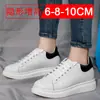 Sapatos Masculinos Brancos de Verão Invisíveis para Aumentar a Altura 10cm Tênis Estilo Coreano 6 Sapatos para Aumentar Altura Masculinos 8 Sapatos Casuais de Lona Tendência
