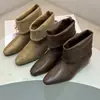 Botas Chelsea femininas 2026 estilo novo, de cano curto, com design flare, bico fino, efeito de aumento de altura e silhueta emagrecedora, perfeitas para primavera e outono.