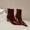 Botas femininas de couro envernizado de cano curto e corte justo, com bico fino, zíper lateral e um design moderno, perfeitas para o outono. Disponível no tamanho 40
