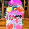 Paletas y Caramelos Duros en Varias Formas de Frutas para que los Niños Compartan Dulces y Den a sus Amigos Regalos Navideños. Puestos en la Puerta de la Escuela