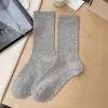 Calcetines blancos para mujer hechos de algodón peinado, absorbentes del sudor, calcetines de media pantorrilla sin costuras, color liso, calcetines simples apilados con parte superior suelta, calcetines para el posparto de mujer