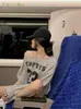 Moletom Retro Americano com Estampa de Letras para Mulheres, Design de Outono, Top Casual Soltinho Tendência com Manga Longa Off-Shoulder