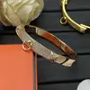 Versão de Luxo do Bracelete Pirâmide Cravejado de Diamantes Aijia com Rebites e Design Estrelado