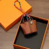 Colgante de minibolso de cesta, llavero de coche de cuero de alta calidad, funda para auriculares, decoración creativa para coche, venta al por mayor
