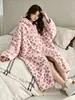 Novedad Otoño e InviernoBata con capucha de forro polar de coral engrosado para dormir en casa, se puede usar en el exterior, ropa de estar con cremallera para mujer