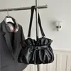 Bolsa PU retrô plissada estilo coreano 2026 com design minimalista, texturizado e moderno, adequada para looks modernos e casuais, uma bolsa de ombro plissada