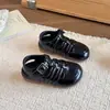 Sandalias para niños y niñas 2026 zapatos de verano para niños zapatos de bebé moda nuevos antideslizantes de suela blanda retro de punta cerrada zapatos para niños