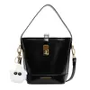 Bolso para Mujer Estilo Nuevo 2026 Más Vendido Diseño de Bolso Cubo de Cuero Aceitado y Encerado Bolso Cruzado con un Toque de Alta Gama para el Trabajo Bolso Tote Pequeño