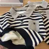Moletom de inverno forrado com fleece para meninos 2026 novo estilo polo de manga comprida para bebê top de fleece infantil listrado coreano