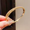 Pulsera con Hebilla Redonda Geométrica de Cruz Chapada en Oro Real de 18K con Circonita Retro Simple Lujosa Accesible Joyería de Mano de Gama Alta para Mujeres