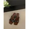Sandalias de Cuña de Temperamento de Moda Cuadradas Retro de Verano para Exteriores 2026 Nuevas de Tira Fina Diseño de Nicho Sandalias de Punta Abierta