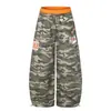 Direto do fabricante: Calça cargo larga camuflada bordada, estilo americano com blocos de cor e cintura dupla, um design moderno para homens e mulheres.