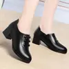 Zapatos de mujer de moda con tacón grueso de remaches, nuevo modelo de otoño 2026, zapatos de mujer cómodos y versátiles de suela blanda, zapatos de cuero de tacón medio, zapatos para mamá