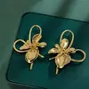 Brincos de Metal com Flor Tridimensional de Círculo Geométrico Brincos Longos Florais Banhados a Ouro Brincos Femininos para Férias na Praia Europeias e Americanas