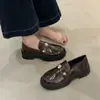 Zapatos para Mujer Estilo Francés Suela Gruesa Tacón Grueso Estilo Británico Charol con Pedrería Punta Redonda Corte Profundo Mocasines Modelo Nuevo Otoño 2025