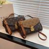 Bolso de nicho de moda para mujer, nuevo de primavera 2024, bolso cilíndrico estampado de alta calidad, bolso cruzado clásico versátil para el hombro