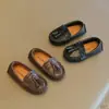 Zapatos de piel para niño 2026 primavera y otoño nuevos estilo británico vintage versátiles mocasines para niña de moda zapatos para bebé de suela blanda