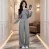 Un impresionante atuendo de otoño: un conjunto de tres piezas para mujer de estilo coreano, reductor de edad, adelgazante, deportivo y casual, que incluye una cubierta, una camiseta sin mangas y pantalones de pierna ancha