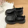 Mocassins femininos de sola grossa, novo estilo outono 2026, com cadarço, estilo britânico, sapatos de couro versáteis que aumentam a altura para mulheres