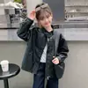 Jaqueta de Couro Infantil Retro Motociclista Curta 2026 Primavera/Outono Novo Estilo Jaqueta Bonita Estilo Coreano Meninos e Meninas Jaqueta de Couro PU