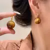 Brincos de bola esmaltados com esmalte de gotejamento estilo Hong Kong retrô para mulheres, luxo leve, de alta qualidade, europeus e americanos, nicho, brincos de tarraxa atmosféricos únicos
