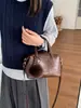 2026 Nuevo Bolso Almohada Boston Estilo Maillard para Mujer Bolso de Mano Retro Bolso de Hombro Cruzado Decoración de Bola de Pelo para Viajes Diarios