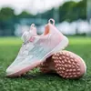 Nuevos zapatos de fútbol para niños con velcro y tacos, adecuados para la competición y el entrenamiento de estudiantes de primaria, zapatos de malla antideslizantes para niñas al por mayor