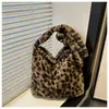 Bolsa de Pelo Outono/Inverno 2025 Nova Bolsa Feminina Estampa de Leopardo Bolsa de Mão Bolsa de Ombro Bolsa de Axila Grande Capacidade Bolsa Transversal Bolsa de Trabalho Tendência