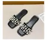 Sandálias Rasteirinhas de Pérolas Plus Size Transfronteiriças Femininas Novo Estilo Verão 2025 Estilo Chanel Bico Quadrado Casuais Chinelos para Usar Fora