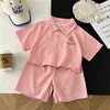 Roupa de Verão Infantil 2026 Novo Estilo de Verão Conjunto de Duas Peças Liso para Meninas Gola Reversível Manga Curta Roupa da Moda Nantong Bebê Camisa Polo