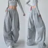 Calça de moletom casual esportiva estilo hip-hop americano, cinza, de perna larga, reta, comprimento até o chão, para mulheres, com caimento solto, descontraído e fluido.