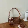 Nova bolsa de ombro color block para mulheres, bolsa transversal de ombro moderna para o dia a dia, bolsa de couro macio simples e versátil para usar sob o braço com um design de nicho de alta qualidade